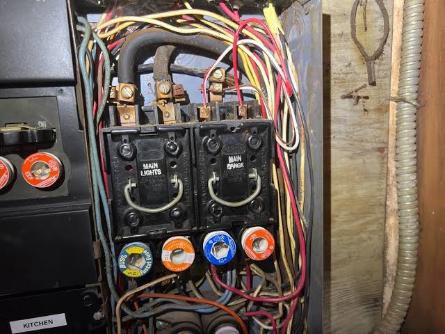 The Legacy and Liability of the Old Electrical Fuse Box: A Comprehensive Guide for American Homeowners images (2) (31)
